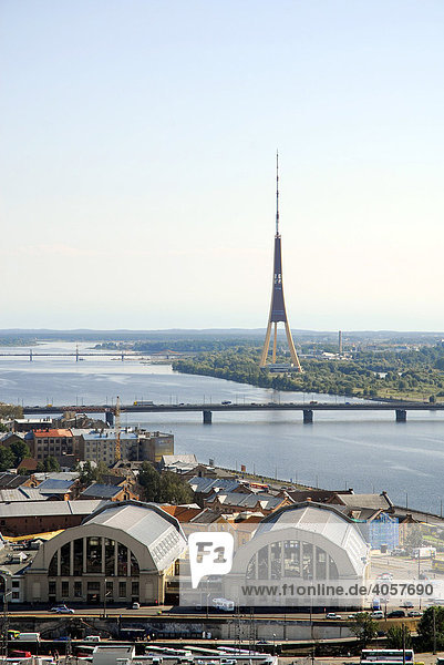 Blick von der St. Petrikirche auf den Zentralmarkt  Central Market  Centraltirgus  den Daugava  Duena Fluss und den Fernsehturm  Riga  Lettland  Latvija  Baltikum  Nordosteuropa