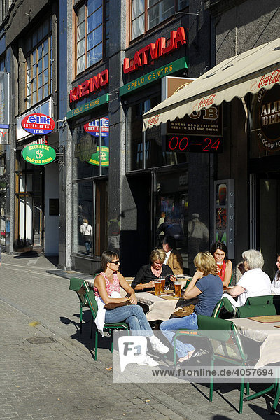 Bar Cafe Restaurant Terrasse in der Kalku iela Straße am Livu laukums Platz in der Altstadt Vecriga  Riga  Lettland  Latvija  Baltikum  Nordosteuropa
