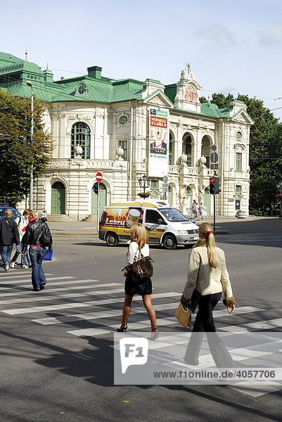 Nationales Theater  Nacionalais teatris  Fußgänger auf Zebrastreifen in der Kr. Valdemara iela Straße  Riga  Lettland  Latvija  Baltikum  Nordosteuropa
