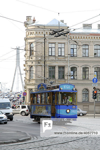 Öffentliche Verkehrsmittel  historischer Straßenbahn Transport in der K. Valdemara iela Straße  dahinter die Vansu tilts Brücke  Riga  Lettland  Latvija  Baltikum  Nordosteuropa