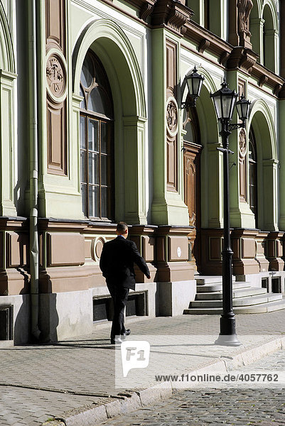 Rigas birza  Fassade der Rigaer Börse OMX am Doma laukums Domplatz in der Altstadt Vecriga  Riga  Lettland  Latvija  Baltikum  Nordosteuropa