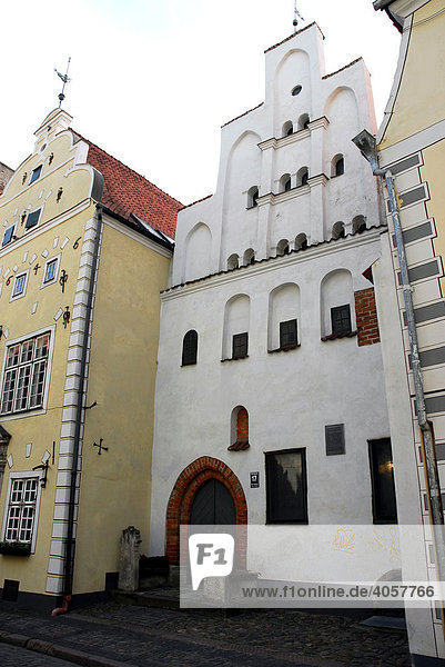 Mittelalterliche Häuser mit Architekturmuseum  Drei Brüder  Tris braji  in der Maza Pils iela Straße in der Altstadt Vecriga  Riga  Lettland  Latvija  Baltikum  Nordosteuropa