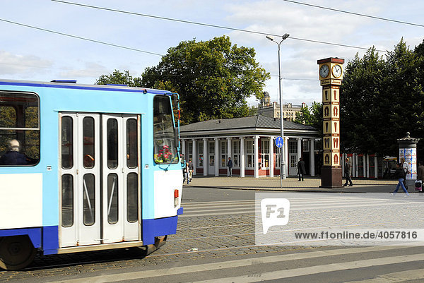 Straßenbahn Transport  Aspazijas bulvaris Boulevard mit Laima-Uhr aus 1924  Reklame für die Schokoladenmarke Laima  Riga  Lettland  Latvija  Baltikum  Nordosteuropa
