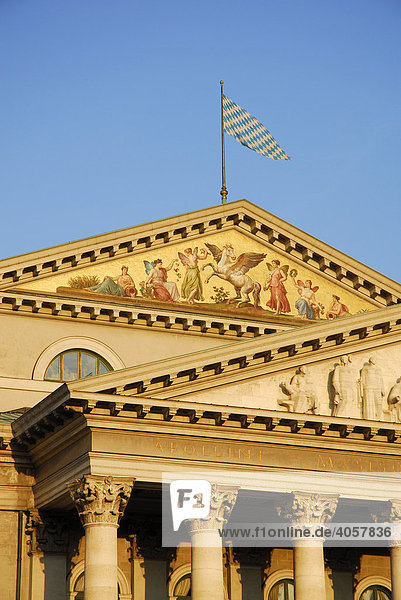 Nationaltheater  neo-klassizistische Fassade mit Säulen  Bayerische Staatsoper am Max-Joseph-Platz  Altstadt  München  Oberbayern  Bayern  Deutschland  Europa