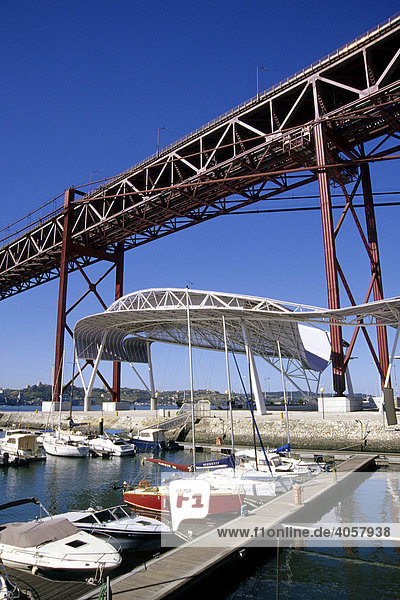 Doca de Santo Amaro  Jachthafen am Tejo Flussufer  Sonnendach-Skulptur  dahinter Ponte 25 de Abril  Hängebrücke  Alcantara  Lissabon  Portugal  Europa