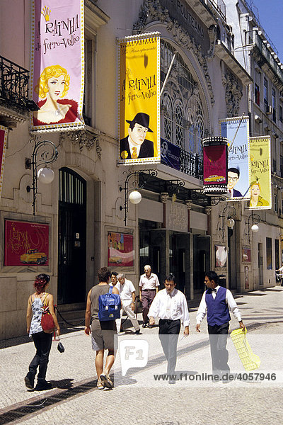 Theater  Aushängeschilder mit Reklame an der Fassade  Leute vor dem Teatro Politeama in der Rua dos Portas de Sao Antao  Restauradores  Altstadt  Lissabon  Portugal  Europa