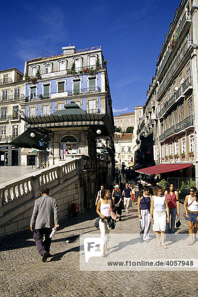 Fußgängerzone  breiter Gehweg mit Leuten  Praca dos Restauradores  Altstadt  Lissabon  Lisboa  Portugal  Europa