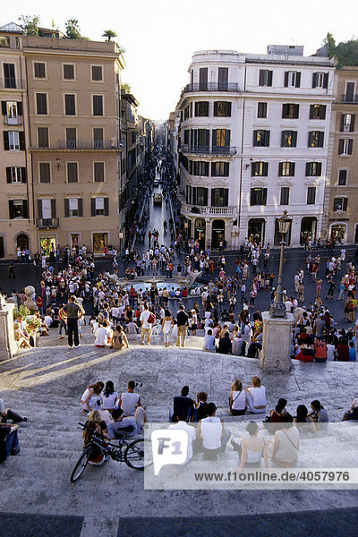 Menschen bevölkern spanische Treppe  Piazza di Spagna  Scalinata della Trinita dei Monti  Blick von oben auf die Via dei Condotti  Rom  Italien  Europa