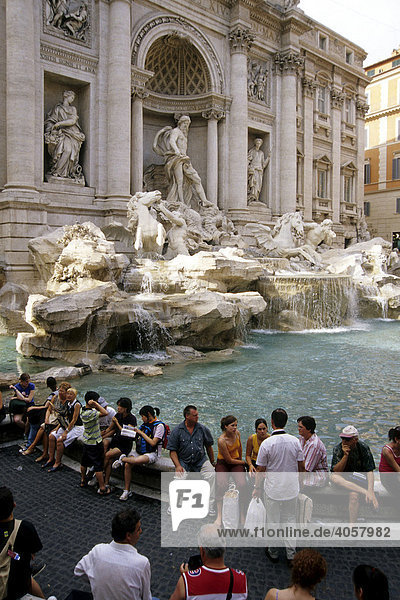 Fontana di Trevi  barocke Brunnenanlage  Touristen  Rom  Italien  Europa