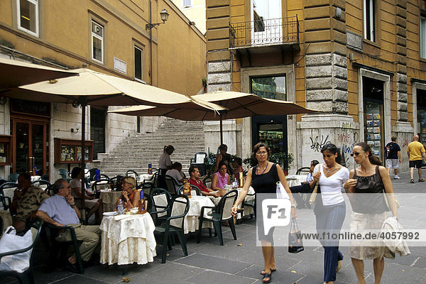 Cafe Terrasse auf der Via Vittorio Veneto  Rom  Italien  Europa