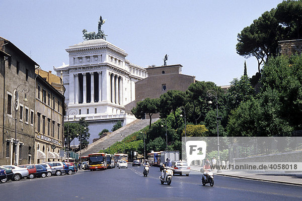 Vittoriano  Monumento a Vittorio Emanuele II  Altare della Patria  imperiale Gedenkstätte  Via del Teatro di Marcello  Rom  Italien  Europa