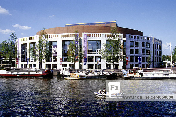 Stopera Fassade  Muziektheater  Musiktheater am Waterloo Plein  Binnenamstel  Boote im Kanal  Amsterdam  Nord-Holland  Niederlande  Europa