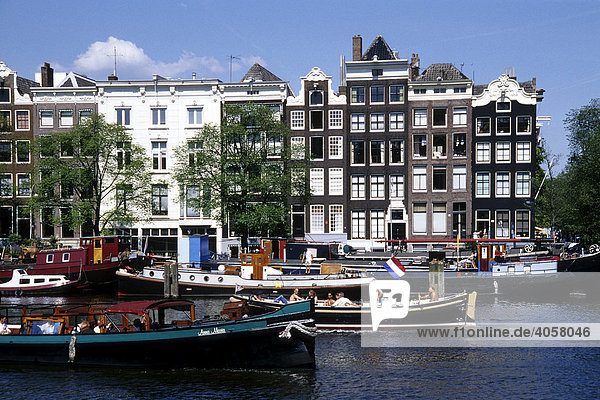 Grachtenhäuser am Amstel Fluss  Boote in der Innenstadt  Amsterdam  Nord-Holland  Niederlande  Europa