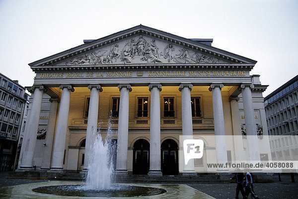 Theatre Royale de la Monnaie  Koninklijke Muntschouwburg  neo-klassizistische Hauptfassade mit Säulen  Place de la Monnaie  Muntplein  Brüssel  Belgien  Benelux  Europa