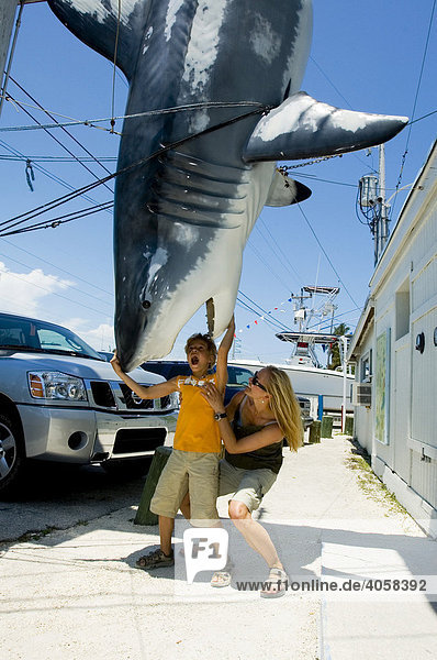 Frau und Kind mit Attrappe eines Weißen Hais  Islamorada  Florida Keys  Florida  USA