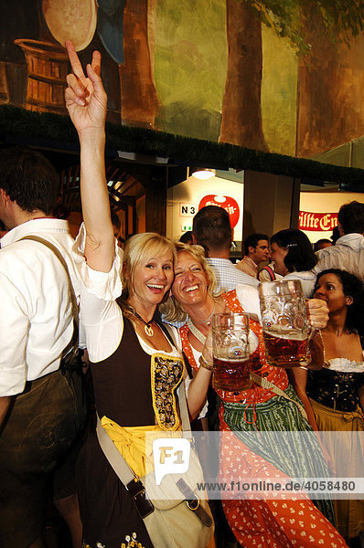Frauen in Dirndl tanzen  Bierzelt  Wies'n  Oktoberfest  München  Bayern  Deutschland  Europa