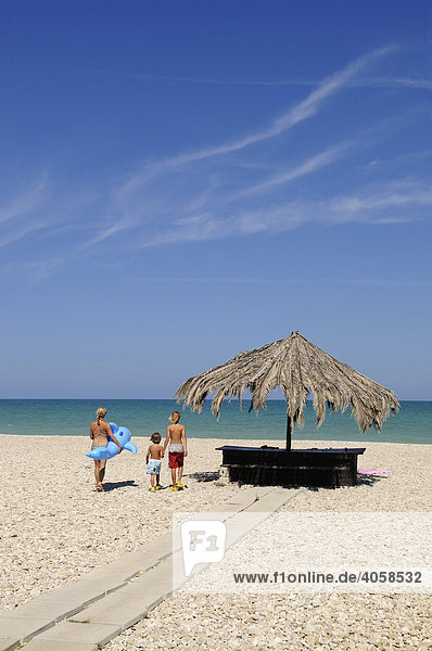 Mutter mit Kindern am Strand von Pineto  Abruzzen  Italien  Europa  MR