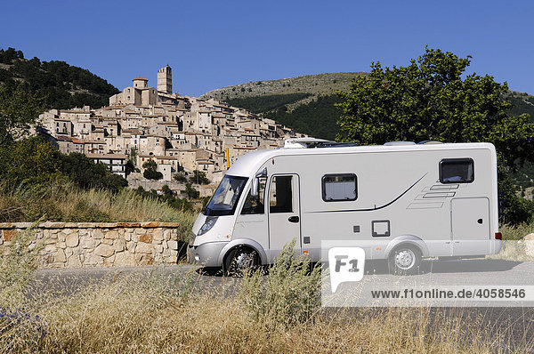 Wohnmobil vor Castel del Monte  Abruzzen  Italien  Europa