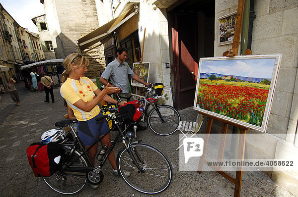 Radfahrer betrachten Ölgemälde  Uzès  Provence  Frankreich  Europa