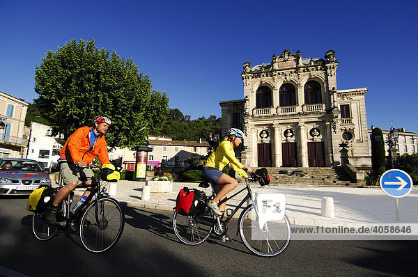 Radfahrer vor Theater  Orange  Provence  Frankreich  Europa