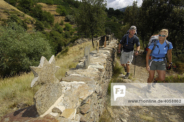 Wanderer auf dem Sentier des Lauzes  Saint Melany  Ardèche  Rhones-Alpes  Frankreich  Europa