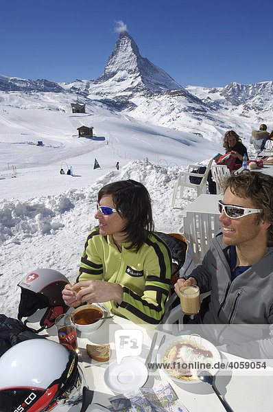 Skifahrer bei der Rast  Matterhorn  Zermatt  Wallis  Schweiz  Europa