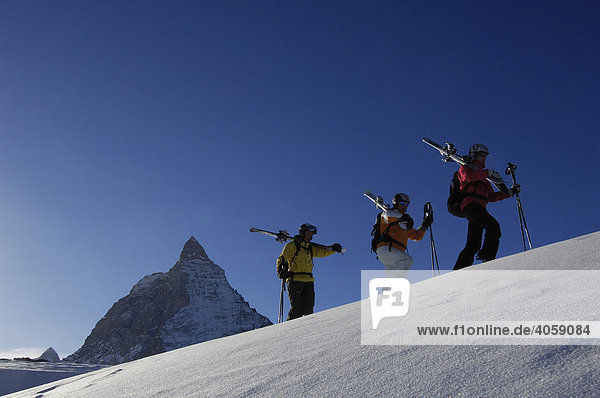 Skifahrer  Freerider  Skibergsteiger  Sandiger Boden  Matterhorn  Zermatt  Wallis  Schweiz  Europa