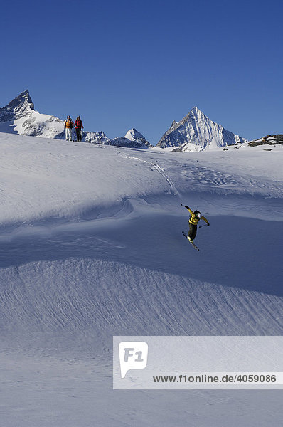 Skifahrer  Freerider  Skibergsteiger  Sandiger Boden  Zinalrothorn  Obergabelhorn  Zermatt  Wallis  Schweiz  Europa