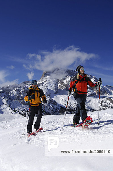 Schneeschuhwanderer auf der Plätzwiese  dahinter die Hohe Gaisl  Hochpustertal  Dolomiten  Südtirol  Italien  Europa