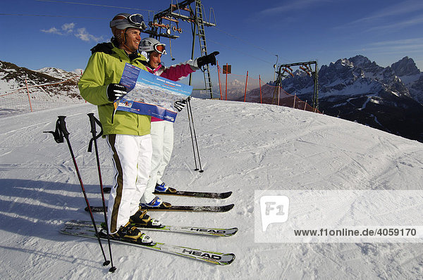 Skifahrer am Helm  Monte Elmo  Sexten  Hochpustertal  Dolomiten  Südtirol  Italien  Europa