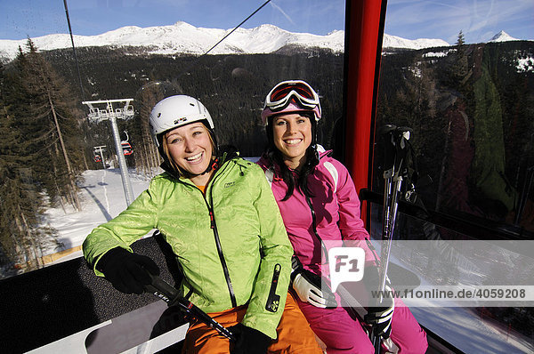 Junge Frauen beim Skifahren  Signaue-Gondelbahn Hochpustertal  Südtirol  Dolomiten  Italien  Europa