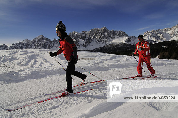 Langläufer  Nordic Ski  auf der Alpe Nemes  Hochpustertal  Südtirol  Dolomiten  Italien  Europa