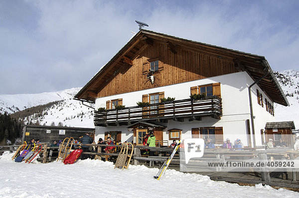 Wanderer bei der Pause auf der Alpe Nemes-Hütte  Hochpustertal  Südtirol  Dolomiten  Italien  Europa