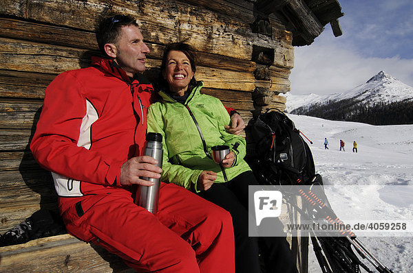 Wanderer bei der Alpe Nemes-Hütte  Hochpustertal  Südtirol  Dolomiten  Italien  Europa