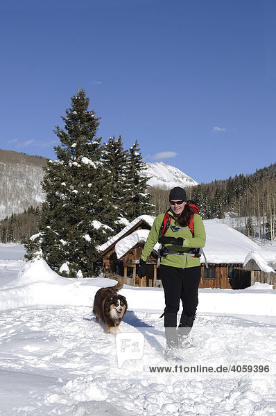 Schneeschuh-Wanderin mit Hund  Dunton Hot Springs Lodge  Colorado  USA