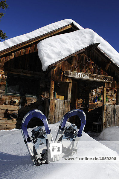 Schneeschuhe vor der Dunton Hot Springs Lodge  Colorado  USA