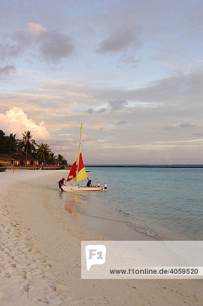 Strand mit Boot  Full Moon Resort  Malediven  Indischer Ozean