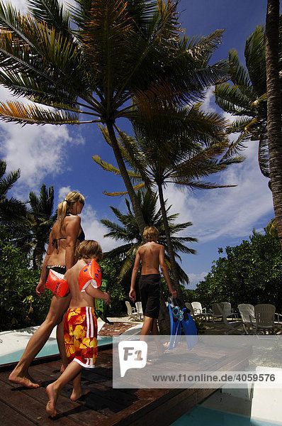 Frau und zwei Kinder in der Pool Anlage  Laguna Resort  Malediven  Indischer Ozean