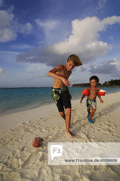 Kinder spielen Fußball im Laguna Resort  Malediven  Indischer Ozean