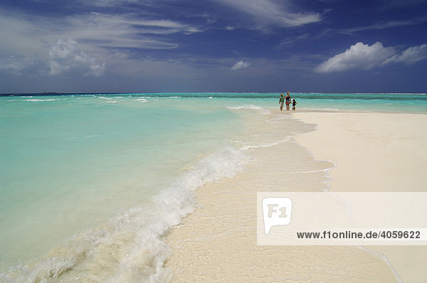 Frau und zwei Kinder am Strand Laguna Resort Malediven Indischer Ozean