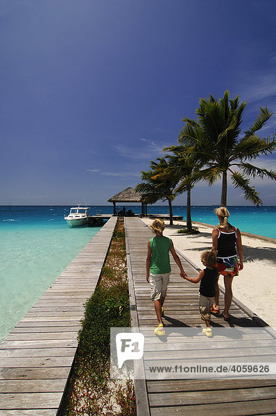 Frau und zwei Kinder am Landesteg  Laguna Resort  Malediven  Indischer Ozean
