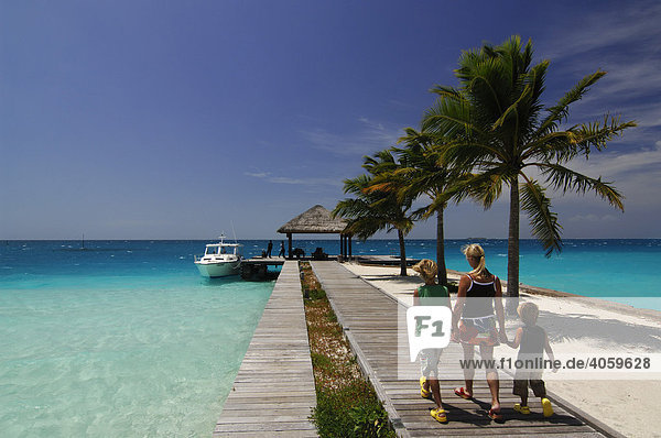 Frau und zwei Kinder am Landesteg  Laguna Resort  Malediven  Indischer Ozean