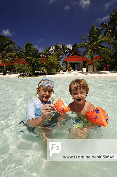 Kinder beim Schnorcheln Kurumba Resort Malediven Indischer Ozean