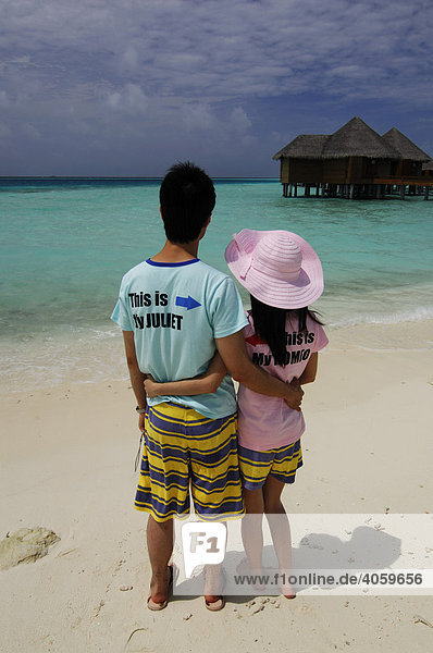 Japanische Honeymooner am Strand  Romeo und Juliet  T-shirt Aufschrift  Baros Resort  Malediven  Indischer Ozean