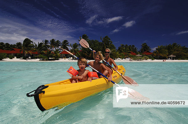 Frau mit Kindern beim Kajakfahren  Kurumba Resort  Malediven  Indischer Ozean