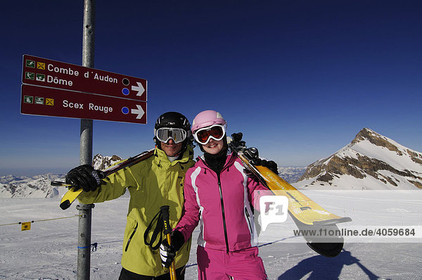 Skifahrer  Col du Pillon  Skigebiet Glacier 3000  Gstaad  Westalpen  Berner Oberland  Schweiz  Europa