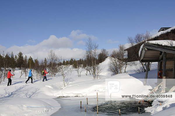 Nordic Ski  Langläufer und Dampfsauna im Urho Kekkonen Nationalpark  Kiilopää  Ivalo  Lappland  Finnland  Europa