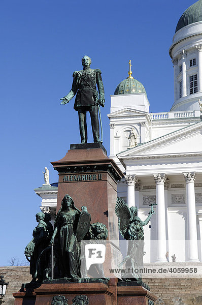 Alexander II Statue  Tuomiokirkko Kathedrale  Dom  Senatsplatz  Helsinki  Finnland  Europa