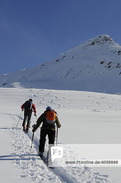 Ski hikers on a tour up Mount Brechhorn  Spertental Valley  Tyrol  Austria  Europe