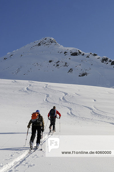 Skiwanderer bei Skitour auf das Brechhorn  Spertental  Tirol  Österreich  Europa